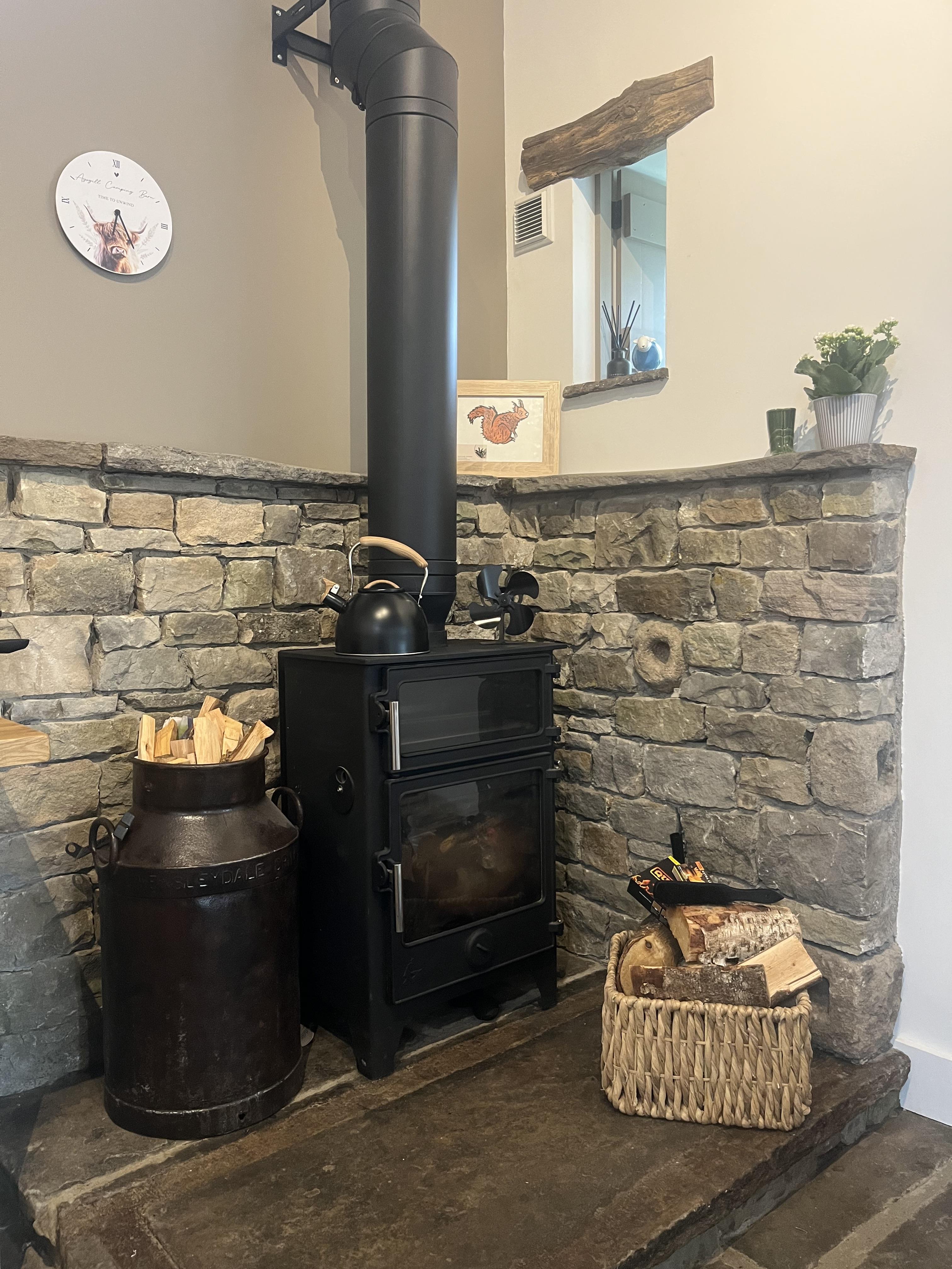 Wood burning stove with baking oven 